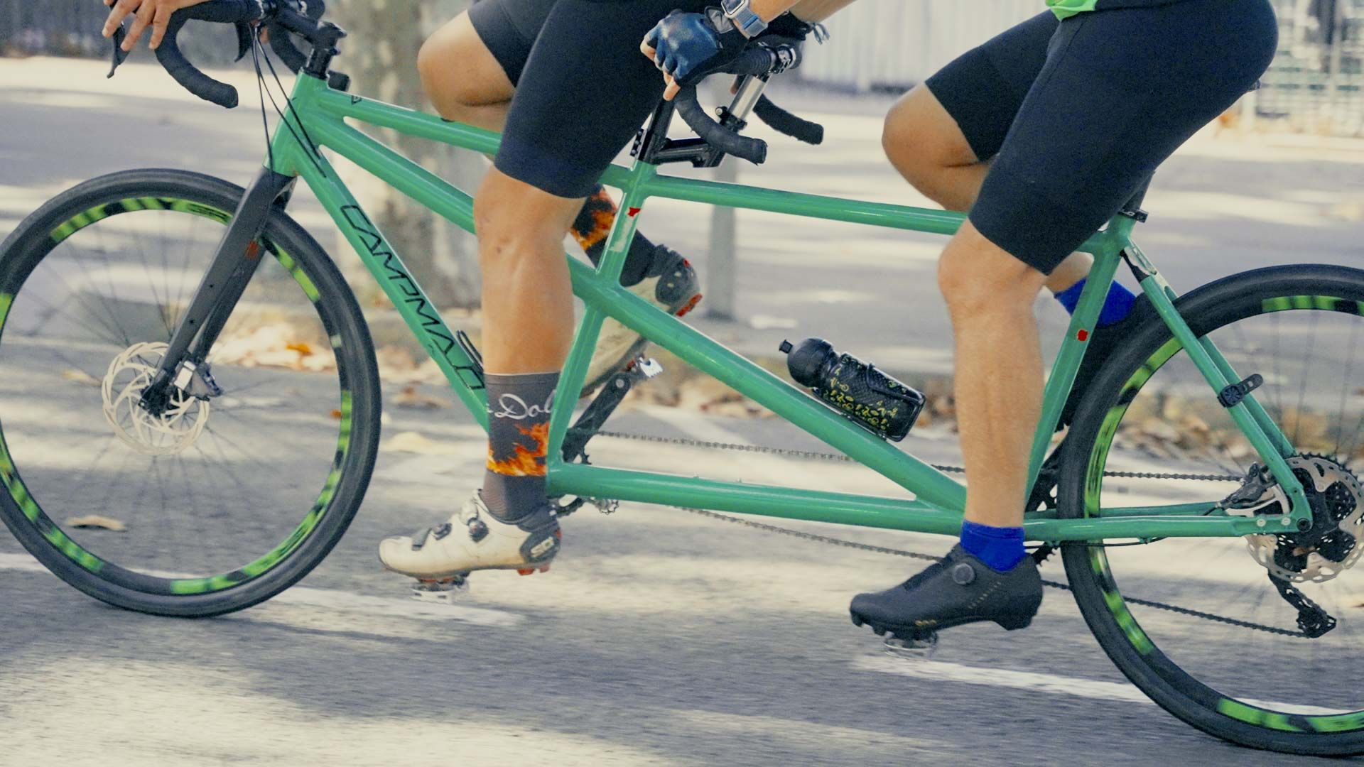 Engelleri Aşan İki Tandem: Girona'da Gravel Dünya Kupası'nda Tarih Yazılıyor