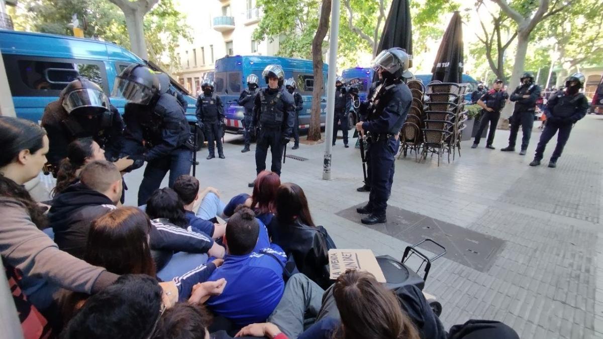 Barselona'da Yatırım Fonuna Ait Binadan Anne ve Üç Çocuğu Tahliye Edildi