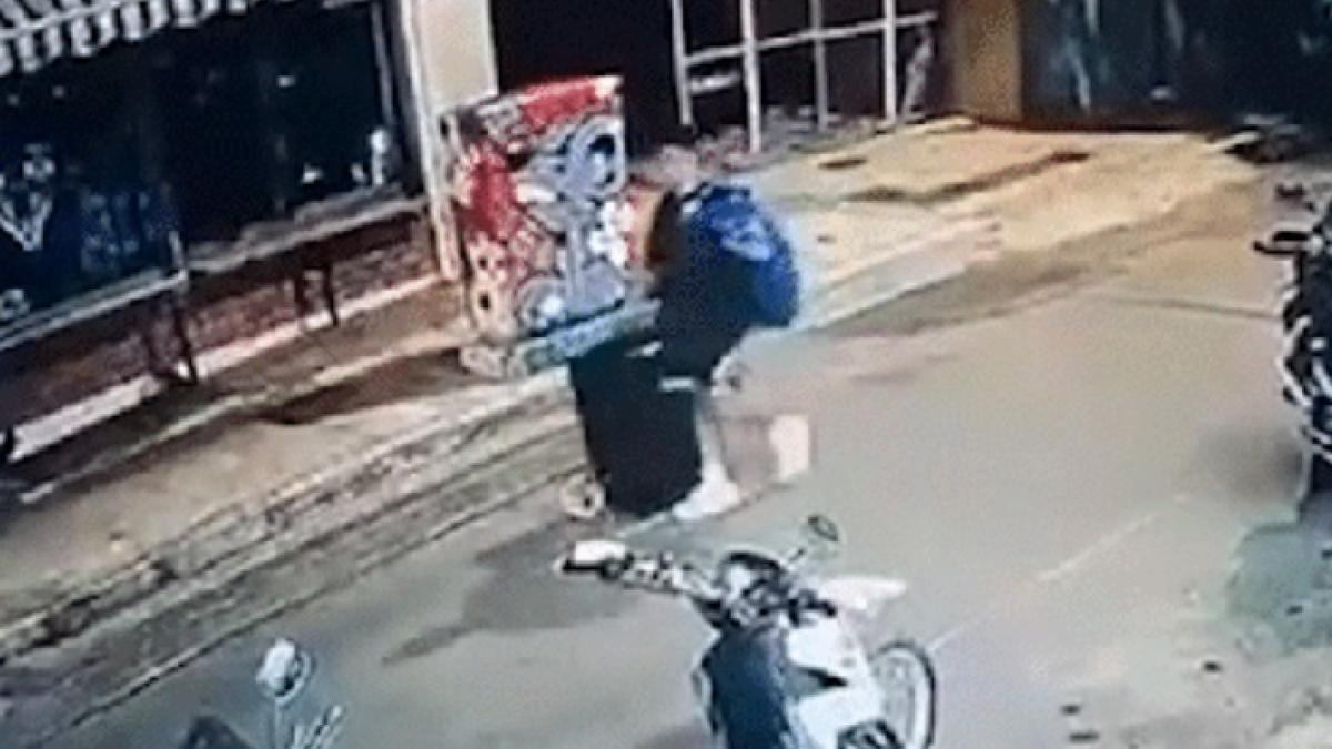 Atina'da Aktivist Cinayeti: Zanlının Ceset Taşıdığı Bavulla Görüntüleri Ortaya Çıktı