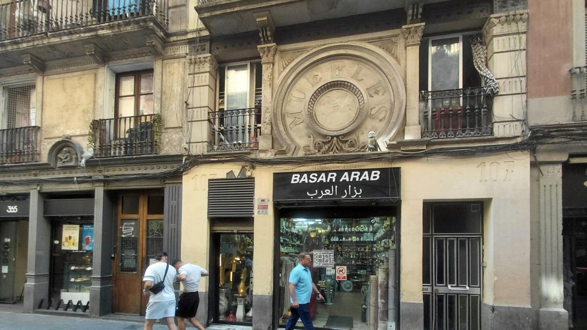 Barselona'nın Kalbinde Bir Zaman Yolculuğu: Calle Hospital'daki Gizemli MUEBLES Yazıtı
