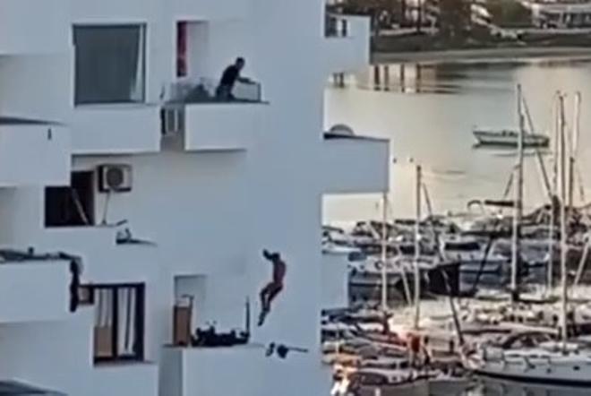 Ibiza'da Yedinci Kattan Düşen Genç Hayatını Kaybetti: "Balconing" Tehlikesine Yeni Bir
