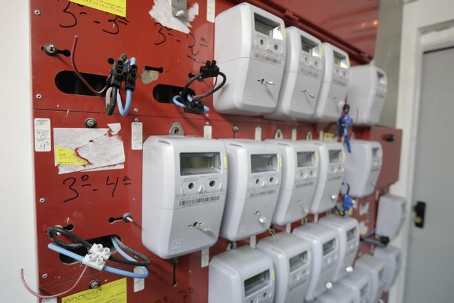Badalona'da Kaçak Elektrik Dehşeti: Sayaç Patladı, Mahallede Panik!