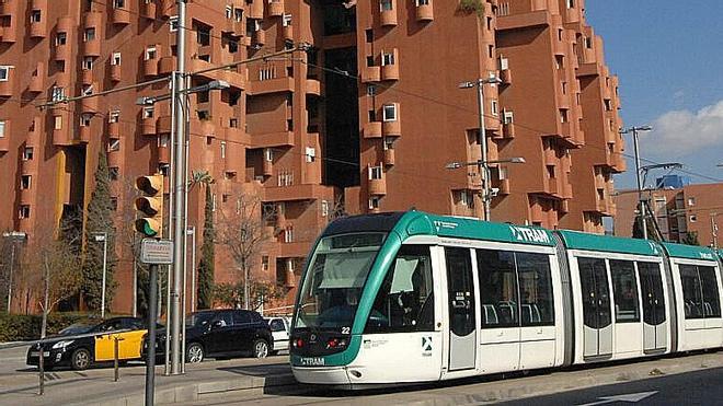 Barselona'da Tramvay Kazası: Sant Just Desvern'de Kamyonla Çarpışan Tramvay Raydan Çıktı