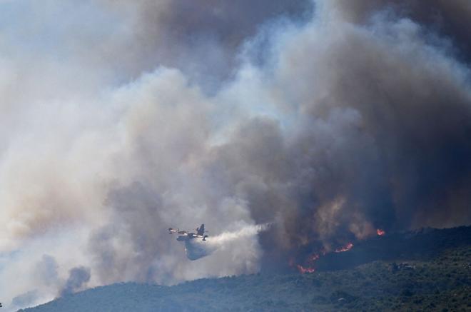 Fransa'nın Perpignan Kenti Yakınlarında Devasa Yangın: 930 Hektar Kül Oldu