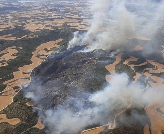 Aragón'da Yangın Kabusu: Rüzgar Yön Değiştirdi, İtfaiyeciler Alevlerin Arasında Kaldı