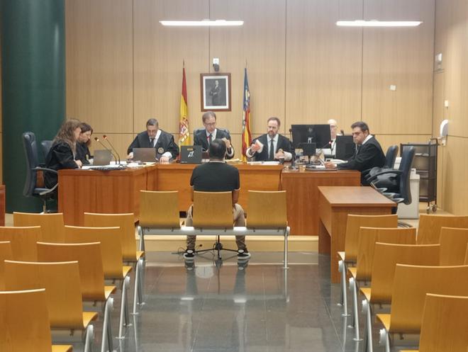 Valensiya'da Şok Dava: Üvey Kızına Cinsel İstismarla Yargılanan Adamın Öz Kızı da