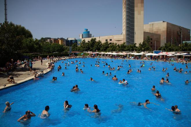 Barselona Kavruluyor: Kent Sakinleri Serinlemek İçin Havuzlara Akın Ediyor