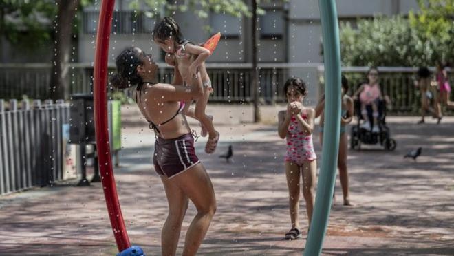 Barselona'dan Sıcaklara Serinletici Çözüm: Sant Antoni'ye Yepyeni Su Parkı!