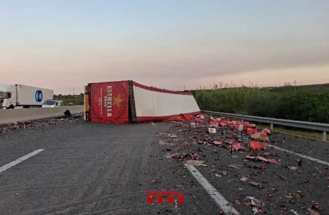 AP-7 Otoyolu'nda Kamyon-Otomobil Kazası: Tarragona'da Trafik Felci ve Güvenlik