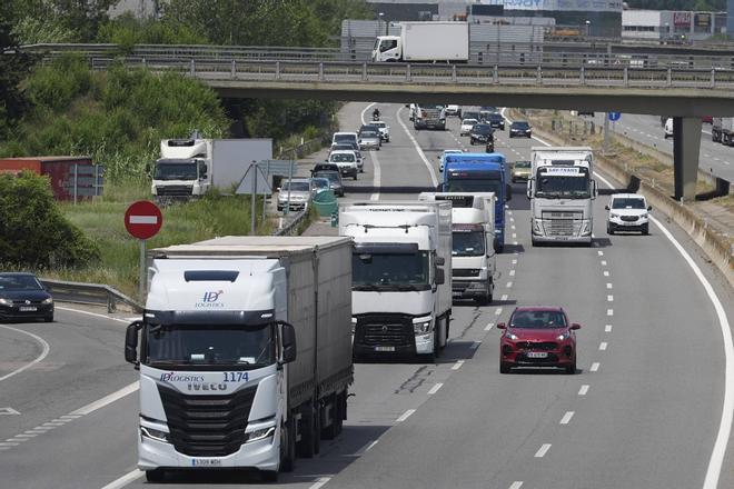 AP-7 Otoyolu'nda Motosiklet Kazası: 17 Yaşındaki Genç Kız Kamyon Altında Can Verdi
