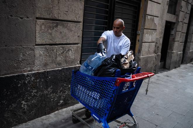 Barselona'nın Raval Mahallesi'nde Çöp Yığınlarına Karşı Bir Esnafın Gönüllü Savaşı