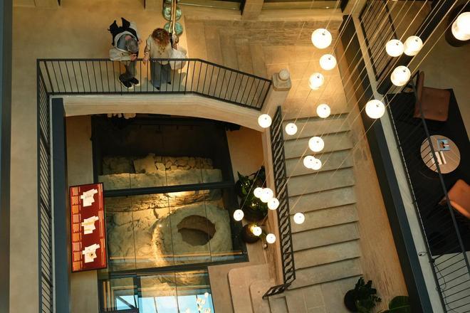 Barselona Otelinde Yüzyıllık Gizem: Şişeden Çıkan Şaşırtıcı Mesaj