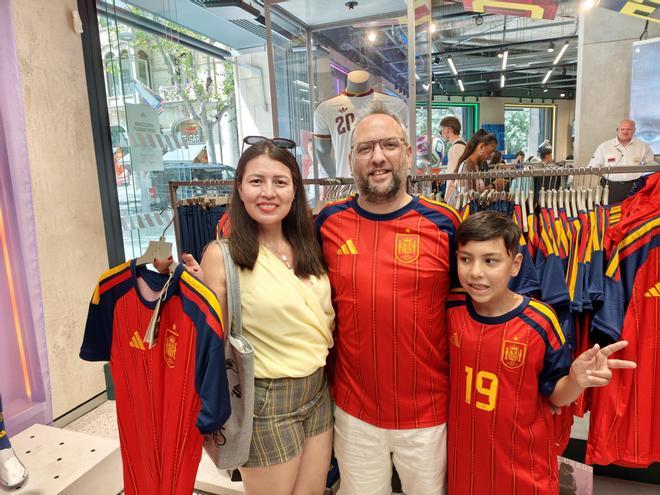 Barselona'da 'La Roja' Ateşi: Milli Takım Forması Bulmak İmkansız Hale Geldi!