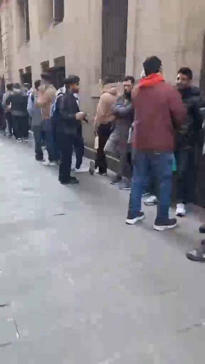 Barselona'da Olağanüstü Düzenleme Kuyruğu: Belediye Binasını Sardı, Rambla'ya Uzandı