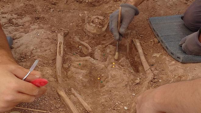 Castelldefels Kalesi'nde Gizemli Roma Mezarı Keşfi: Tarih Yeniden Yazılıyor