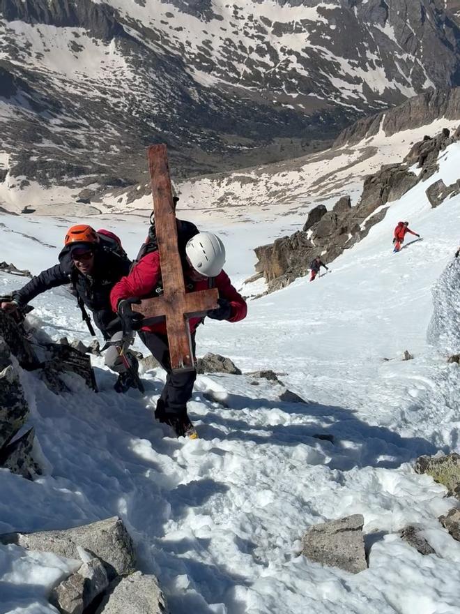Aneto Zirvesi'ndeki 'Haç Savaşı' Kızışıyor: Sökülen Sembol Yeniden Dikildi