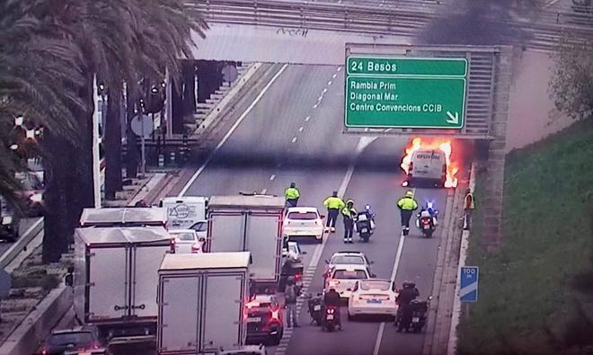 Barselona'da Ronda Litoral'da Araç Yangını: Trafiği Felç Etti, Besòs Girişi Kapandı
