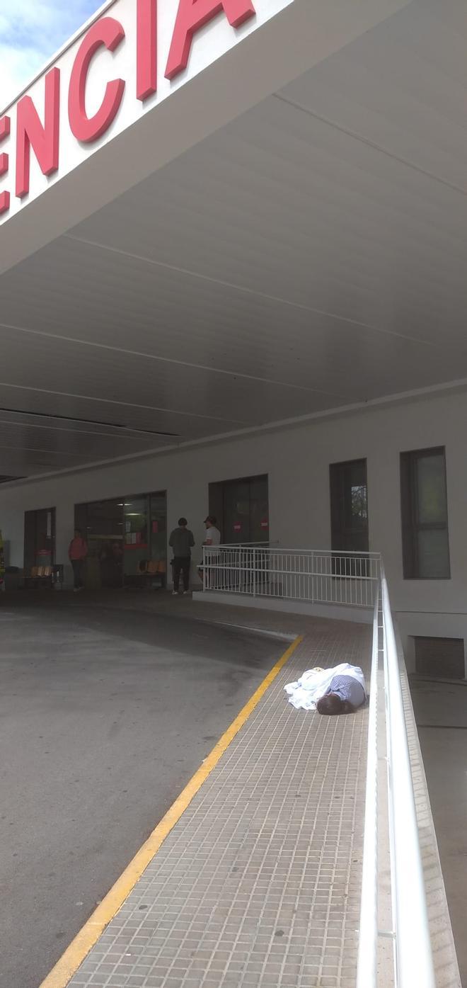 Alicante'de Psikotik Atak Geçiren Genç Kadın Acil Servis Kapısında Saatlerce Terk Edildi