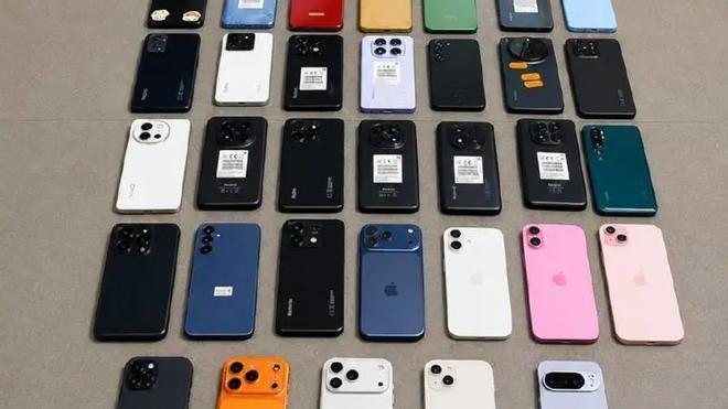 Barselona'da Çalıntı Telefon Satışı Suçüstü: İki Şüpheli Gözaltında