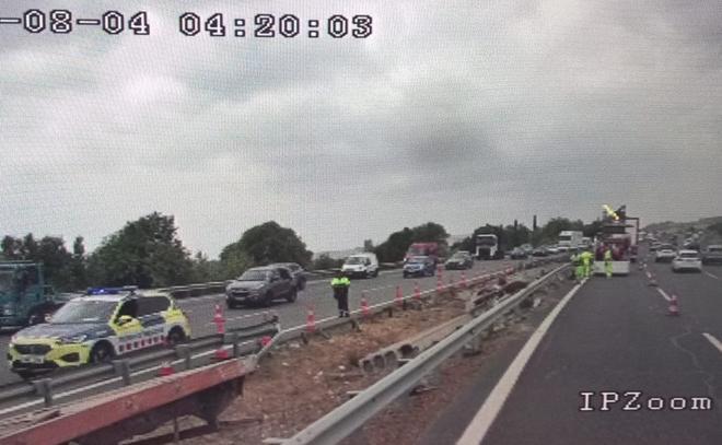 AP-7'de Beton Kiriş Taşıyan Kamyon Kazası: 20 KM Kuyruk Oluştu