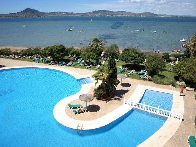 Murcia'da Otel Balkonunun Düşmesiyle Yaralanan Adam Yoğun Bakımda: Turizm Güvenliği