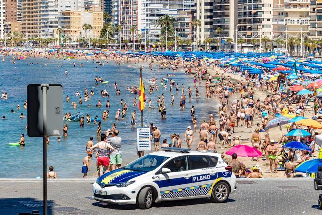 Benidorm Plajında Korkunç Saldırı: İngiliz Turist Kadını Boğmaya, Çocuğu Kuma Gömmeye
