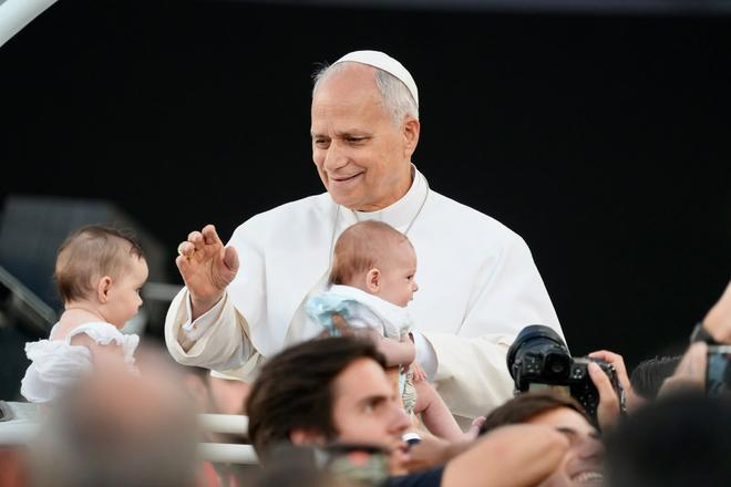 "Bebeklerin Papası": Papa Leo XIV Katalonya Ziyaretinde Yüzlerce Bebeği Kutsadı