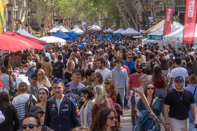Barselona'da Sant Jordi Kutlamalarına Tarihi Değişiklik: Rambla'daki Stantlar Taşınıyor