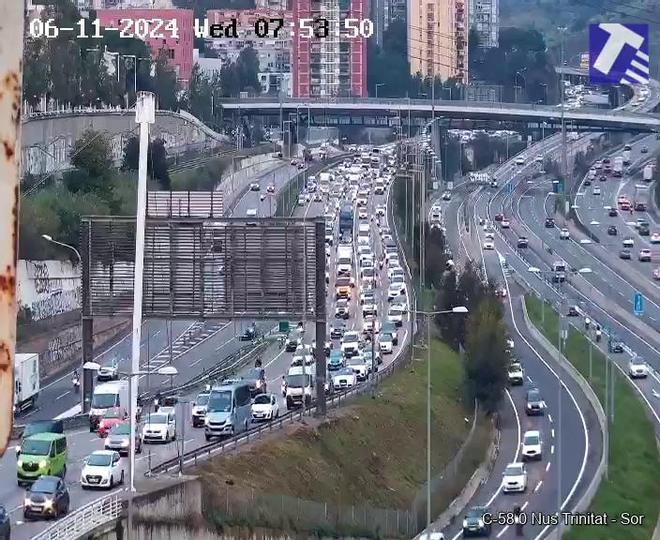 C-58 Otoyolu Sabadell'de Alev Alev Yanan Araç Nedeniyle Felç Oldu