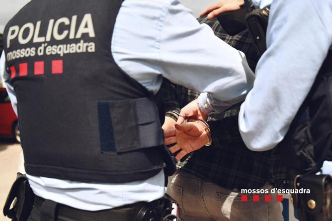 Badalona'da Gürültü Partisi Kanlı Bitti: Kadın Yaralı, Silah Fırında Bulundu