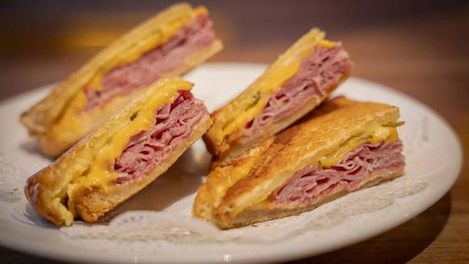 Barselona'nın Efsanevi "Bikini" Sandviçi: Lezzetin Tarihi ve En İyi Adresler