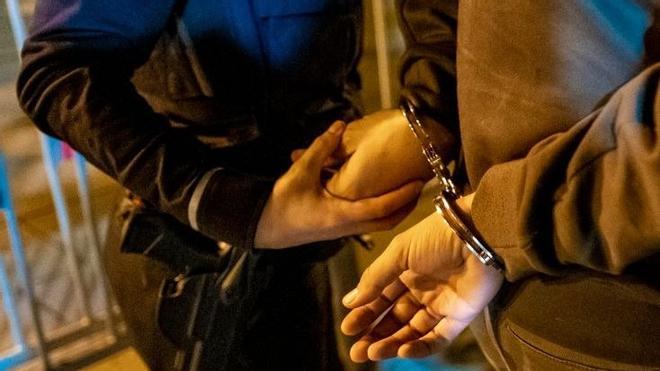 Barselona'da Trafik İhlali Yapan Motosikletli, Çalıntı Araç ve Ehliyetsizlikten Tutuklandı