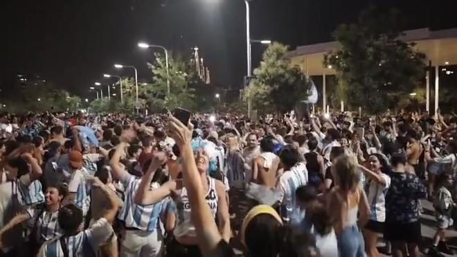 Barselona'da Arjantin Coşkusu: Dünya Kupası Finali Yolunda Glòries Meydanı'nda Kutlamalar