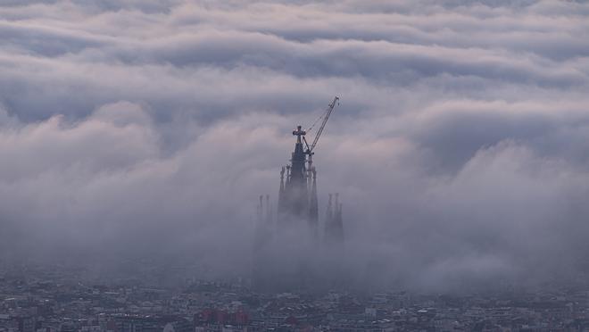 Barselona'da Bulut Denizinden Yükselen Sagrada Familia: Nefes Kesen Görüntüler!