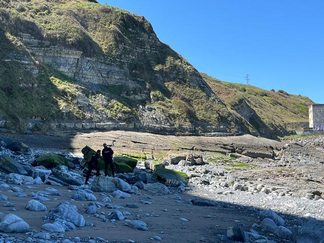 Gijón Sahili'nde Yarı Çıplak Bulunan Erkek Cesedi: Gizemli Ölüm Araştırılıyor
