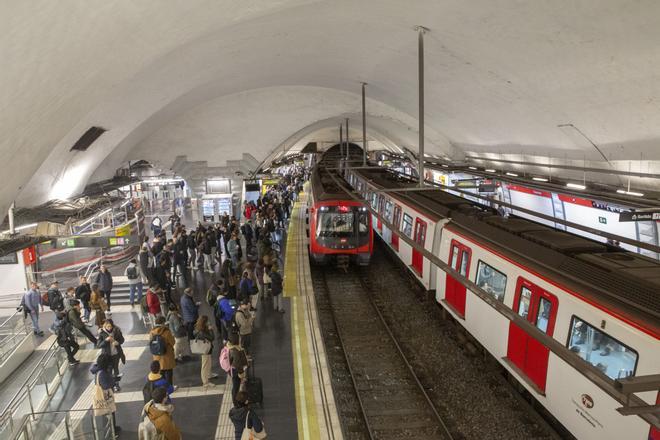 Barselona Metrosunda Altın Zincir Hırsızlığı: Raylara Atlayan Şüpheliler Yakalandı