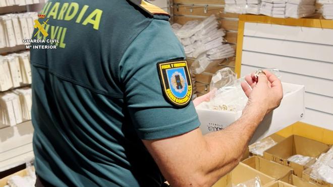 Balear Adaları'nda Büyük Darbe: 115.000 Sahte Lüks Takı Ele Geçirildi