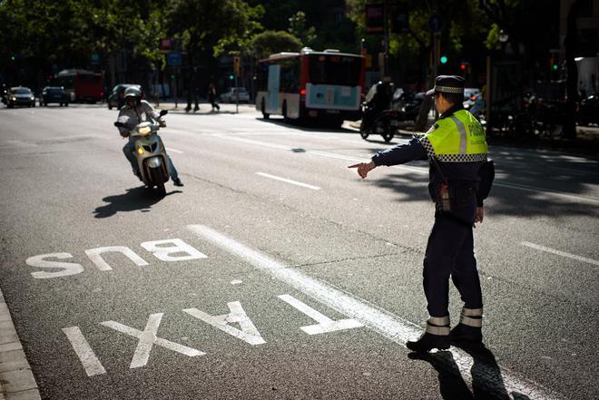 Barselona'da Çalıntı Motosikletle Vandalizm: Üç Şüpheli Polisten Kaçtı
