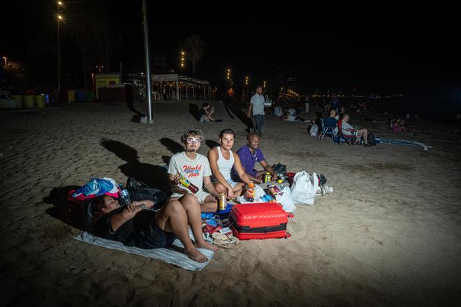 Barselona'da Otel Fiyatları Cepleri Yakıyor: Turistler Çareyi Plajda Uyuyarak Buldu