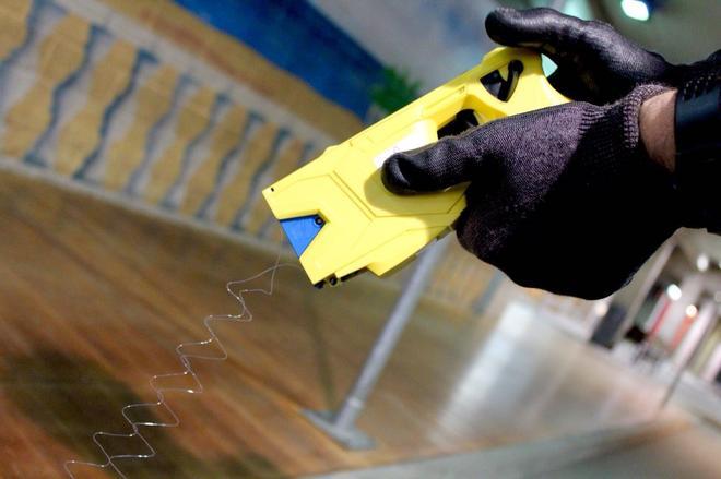 Barselona'da Güvenlik Güçlerine Taser Silahları: Tartışmalı Adım Bir Yıl İçinde Hayata