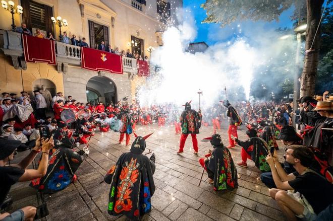 Mataró'da Les Santes Festivali İçin Güvenlik Alarmı: Daha Fazla Polis ve Lila Noktalar