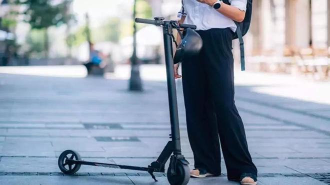 Katalonya'da Şok Olay: Elektrikli Scooter Kullanan Genç Başından Saçmayla Vuruldu