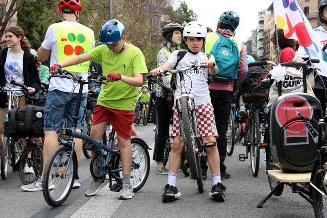 Barselona'da Çocuk Dostu Şehir Talebiyle 3 Binden Fazla Bisikletli Pedalladı