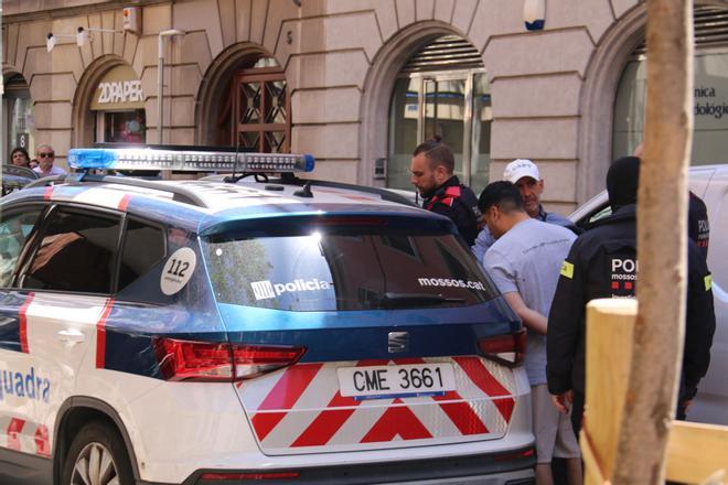 Barselona'da Korkunç Kuyumcu Soygunu: İşletmeci Yaralandı, Beş Şüpheli Yakalandı