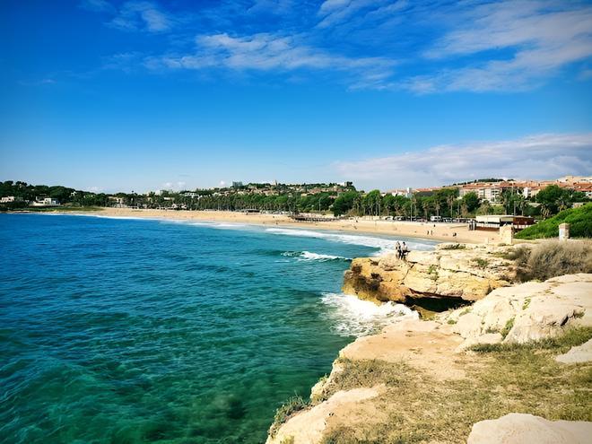 Tarragona'da Sahilde Trajedi: Bir Çocuk Hayatını Kaybetti, İki Çocuk Kritik Durumda