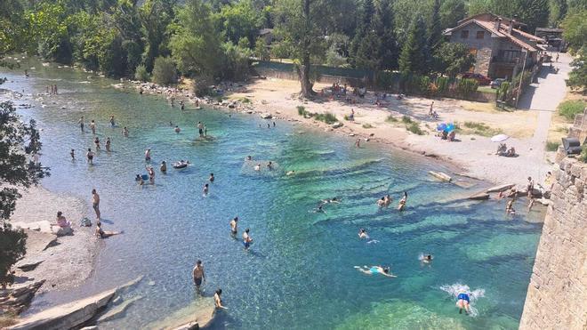 Tarragona'da Doğal Yüzme Alanında Kaya Düşmesiyle Ölüm: Çevre Güvenliği Uyarısı