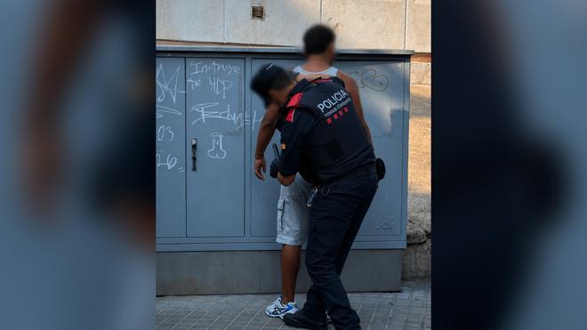 Katalonya'da Bıçaklı Şiddete Karşı Yeni Önlemler: Mossos 1000 Metal Dedektör Dağıttı