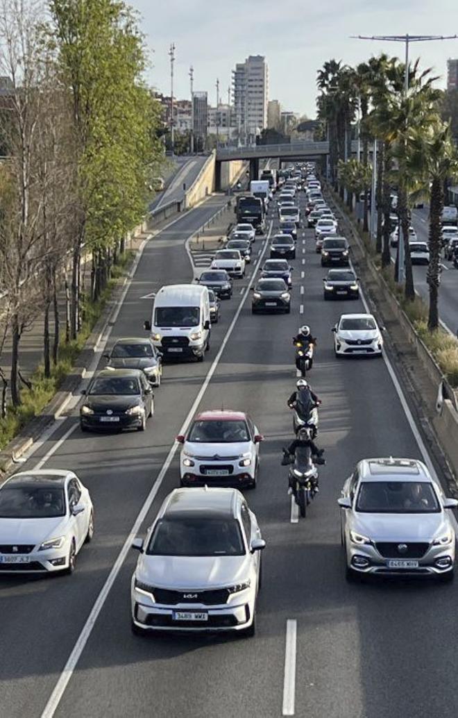 Barselona Cuma Trafiğine Kilitlendi: Ronda De Dalt'ta 9 KM Kuyruk, Litoral'de Şerit
