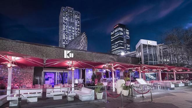 Barselona, Sahil Hattındaki Gece Kulüplerinin Kapatılması Talebini Reddetti: Tartışma