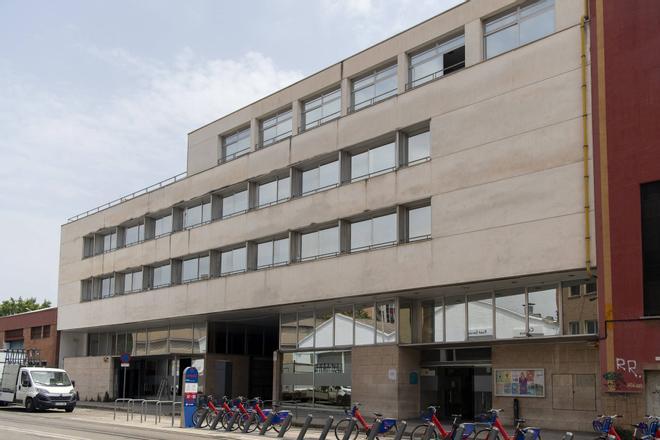 L'Hospitalet'te Eğitim Hizmetleri Çalışanları Taşınmaya İsyan Etti: Yeni Merkezde Kriz